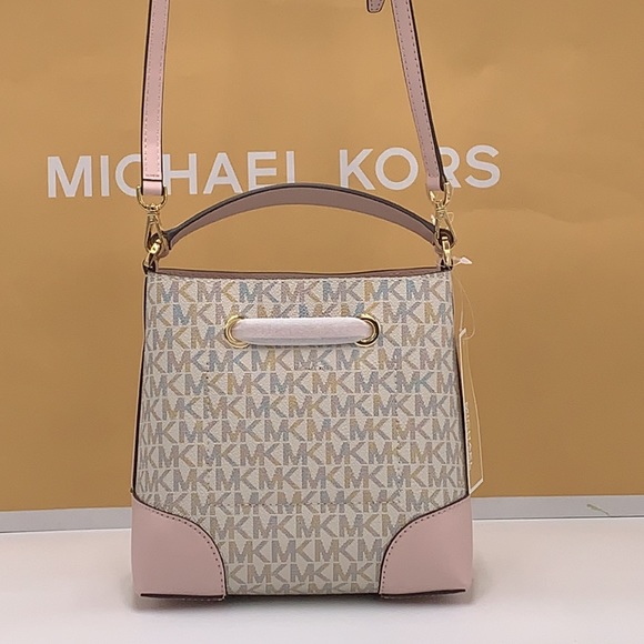 MICHAEL KORS
Mercer Small Logo Bucket crossbody Bag Powder Blush Multi Color - Picture 9 of 15
